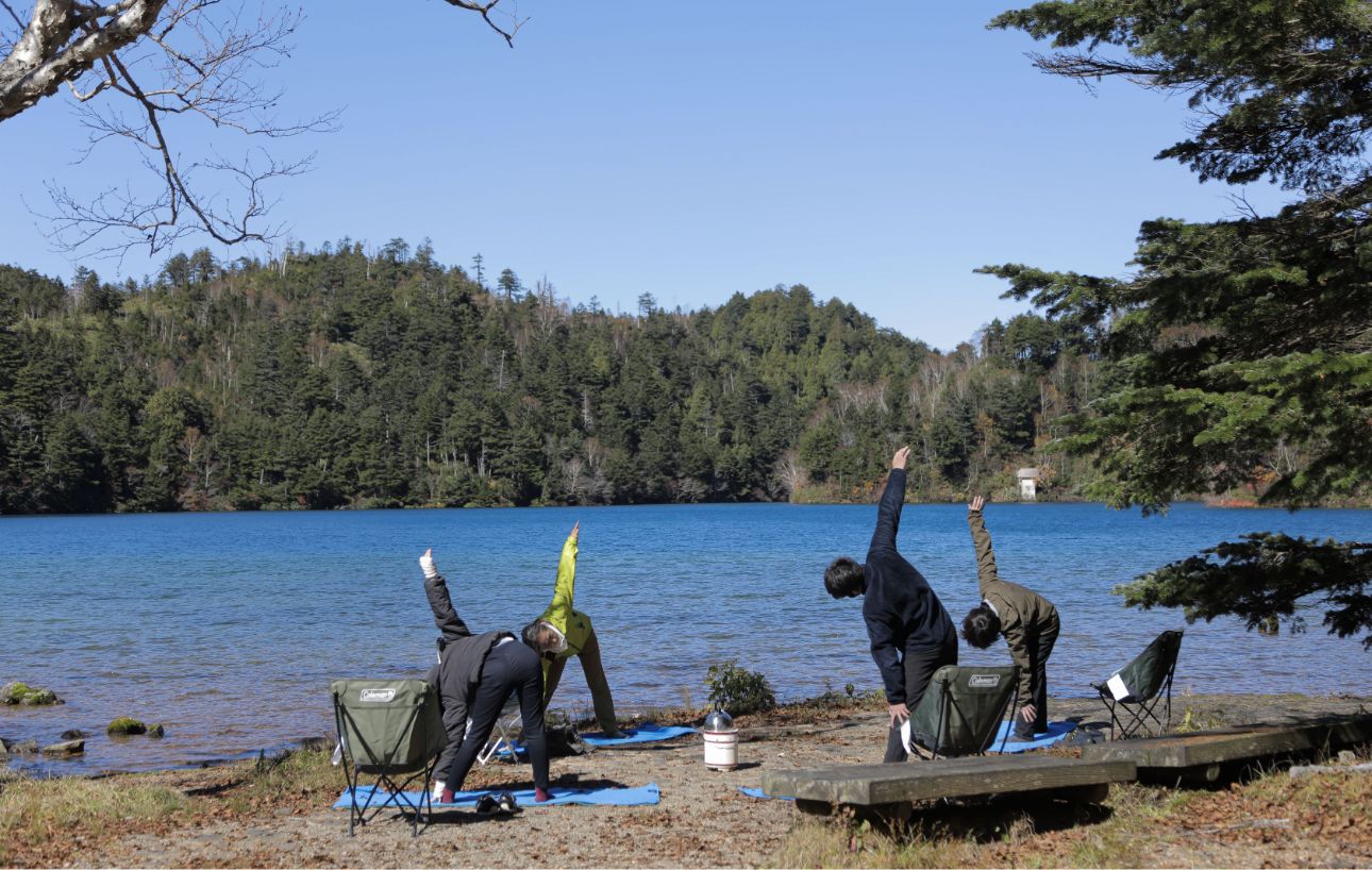 池のほとりでヨガ体験写真1