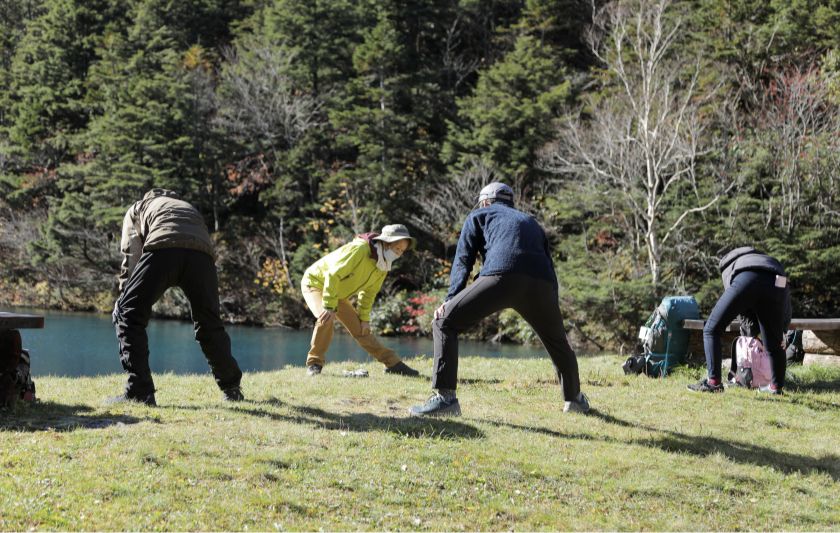 池のほとりでヨガ体験写真3
