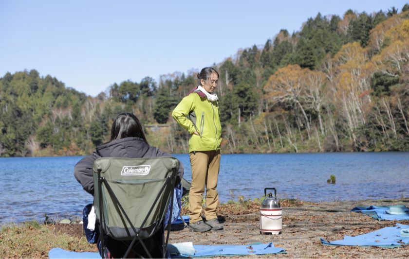 池のほとりでヨガ体験写真4