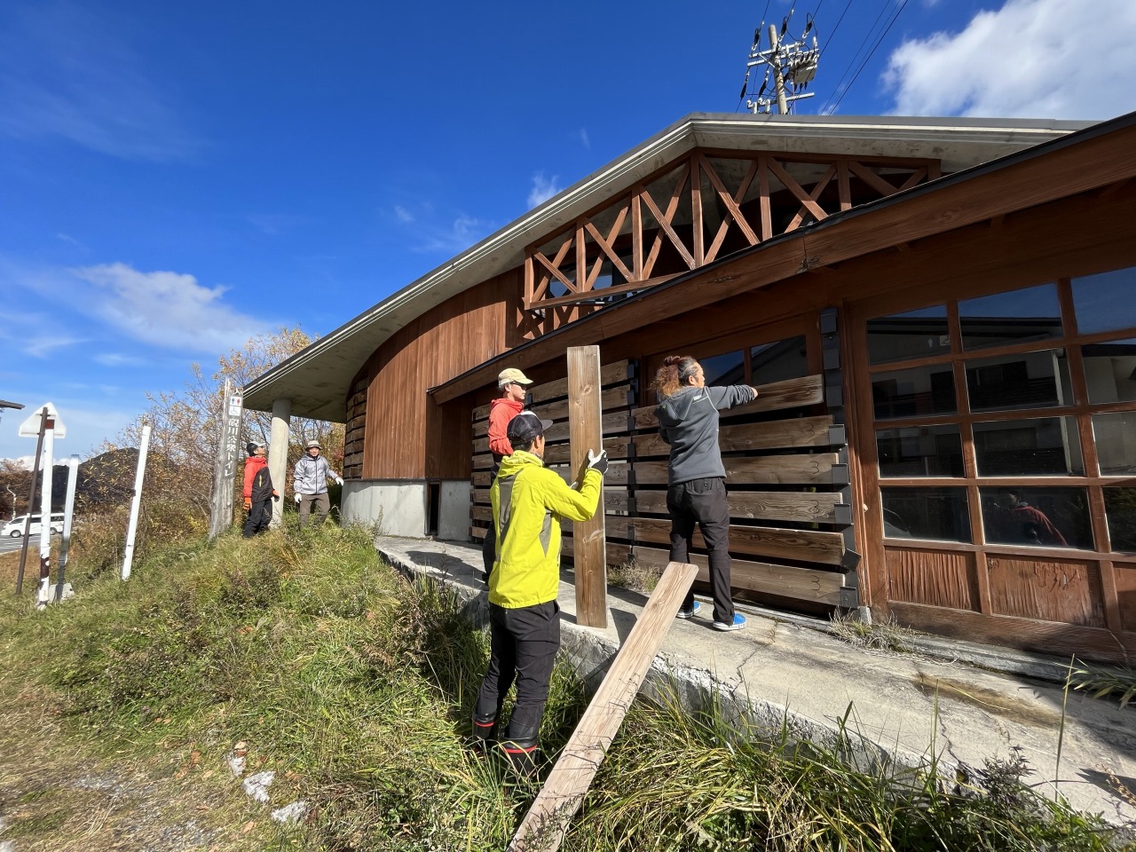 雪囲い作業/”Yukigakoi”(Snow Protection) Work