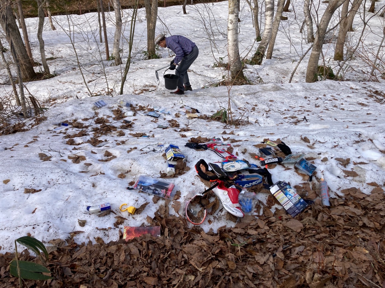 道路のゴミ拾いをしています/picking up trash.